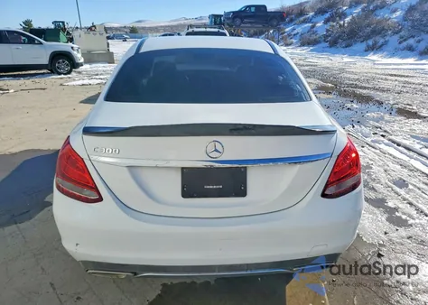 2017 Mercedes-Benz C 300 z USA, uszkodzony, nr VIN 55SWF4JB3HU202004